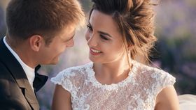 Doi români ar fi făcut o nuntă fără semnal la telefon! Aproximativ 600 de invitați nu au putut să își folosească dispozitivele